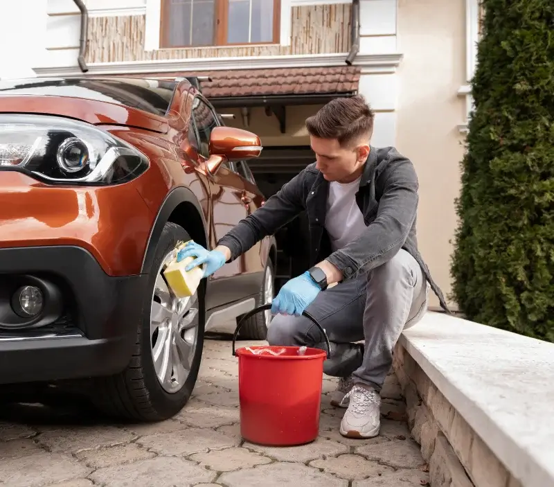 Lavage auto à domicile Vimoutiers : professionnel intervenant sur un véhicule